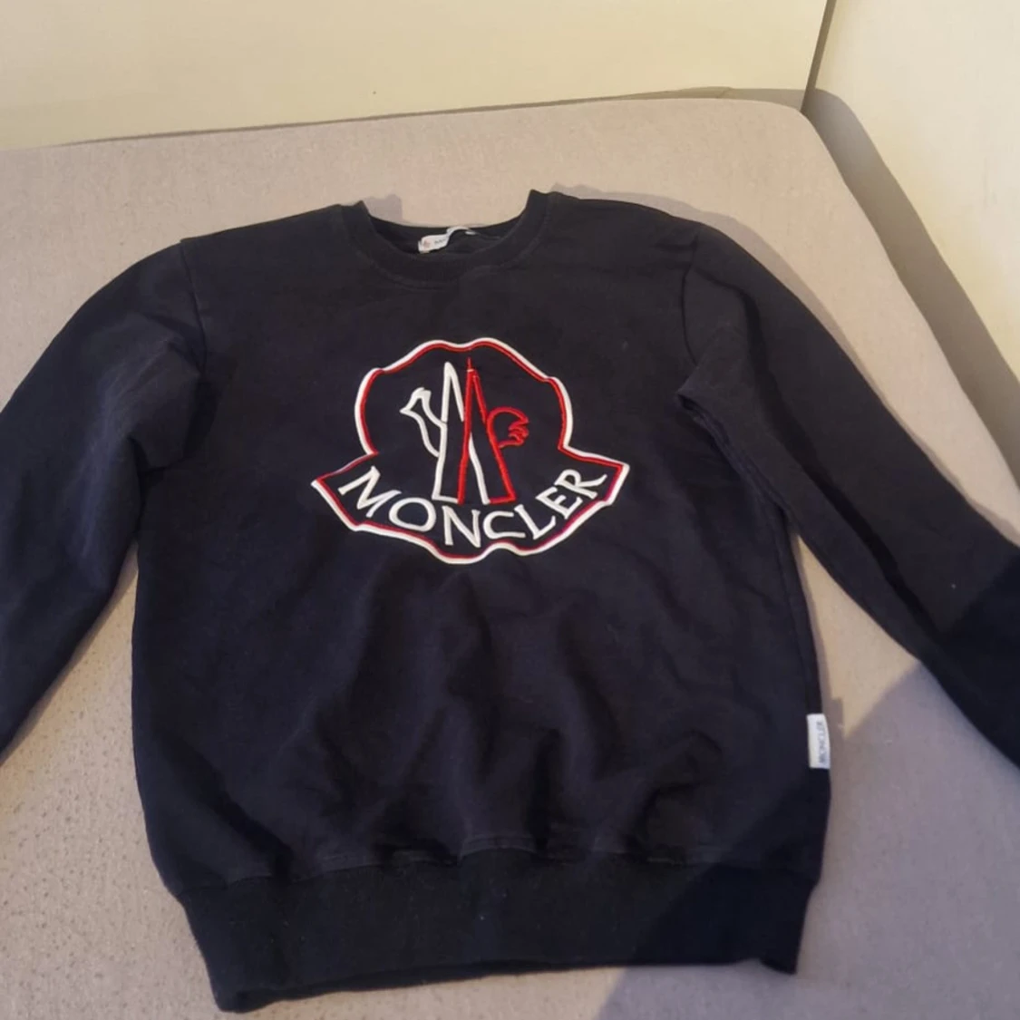 Svart Moncler sweatshirt med broderad logga