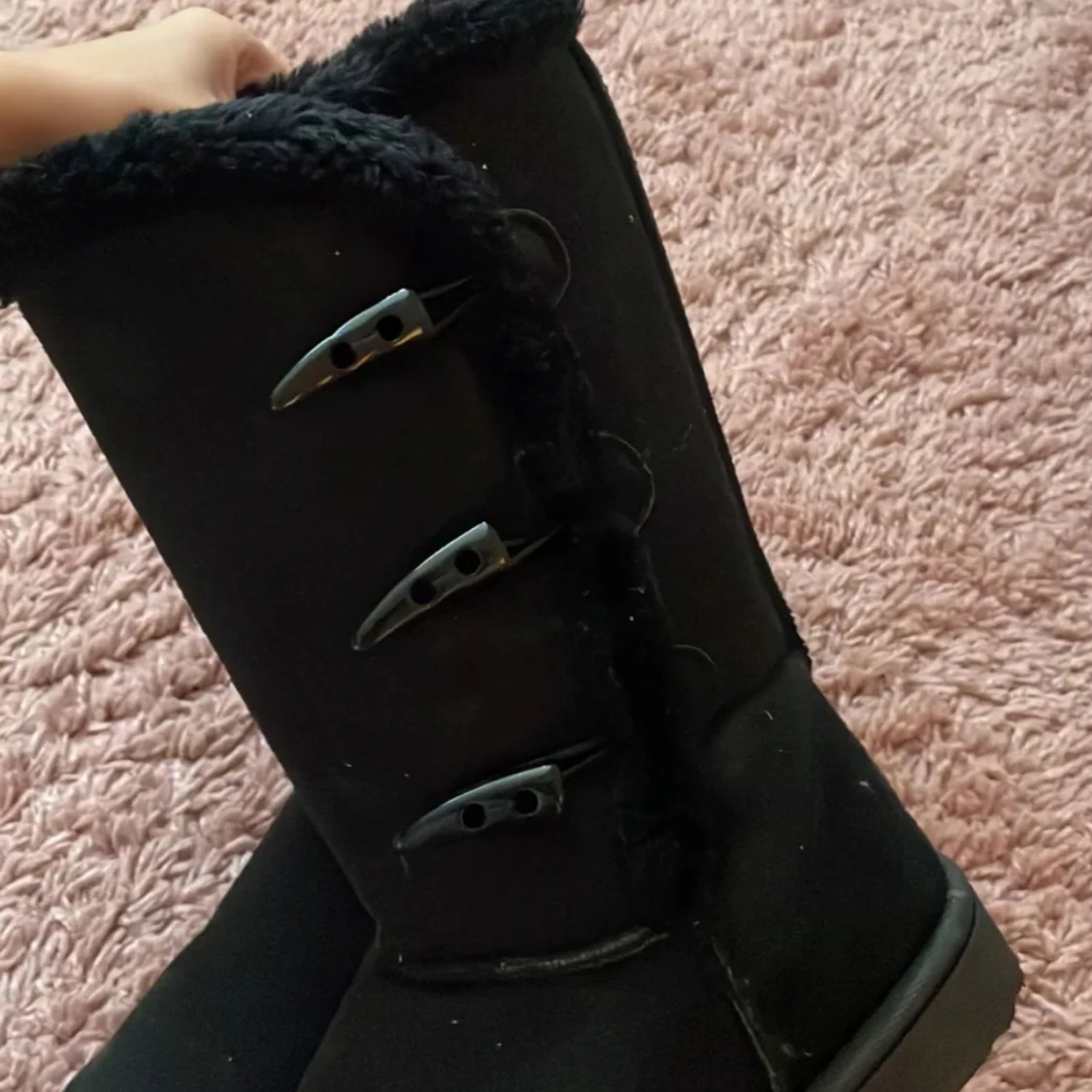 Svarta boots med päls och knäppning - 2