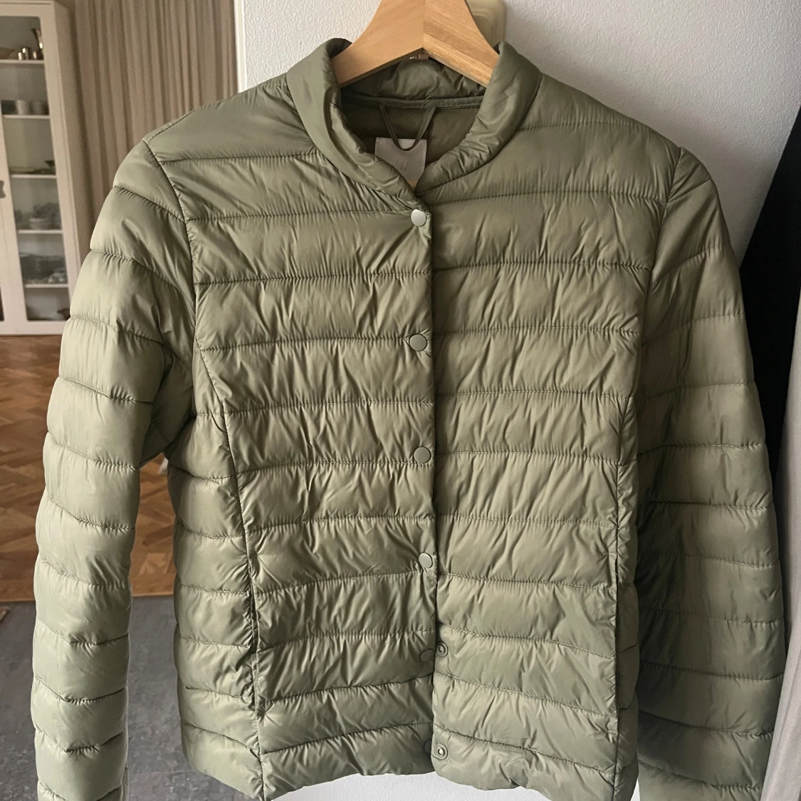 Olivgrön pufferjacka från H&M