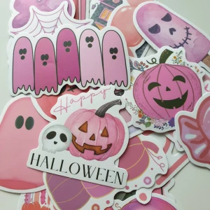 25st rosa Happy Halloween (stickers) - Ett färgglatt set med Halloween-klistermärken i rosa toner! Perfekt för dig som vill dekorera din laptop, mobil eller anteckningsbok med söta spöken, pumpor och godis. Skapa en unik och festlig känsla inför hösten och Halloween.