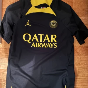 PSG x Jordan svart-gul fotbollströja - Knappt använd PSG Jordan fotbolls t shirt storlek S