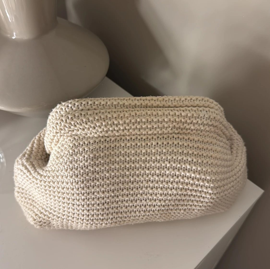 Beige stickad handväska - 2