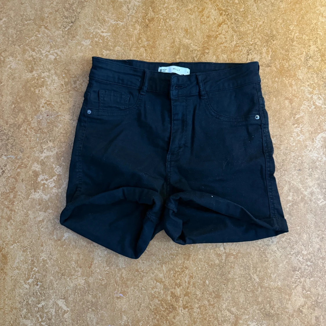 Svarta shorts från ginatricot