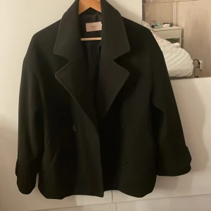Svart kappa  - Svart kappa från nelly i bra skick. Lite nopprig.