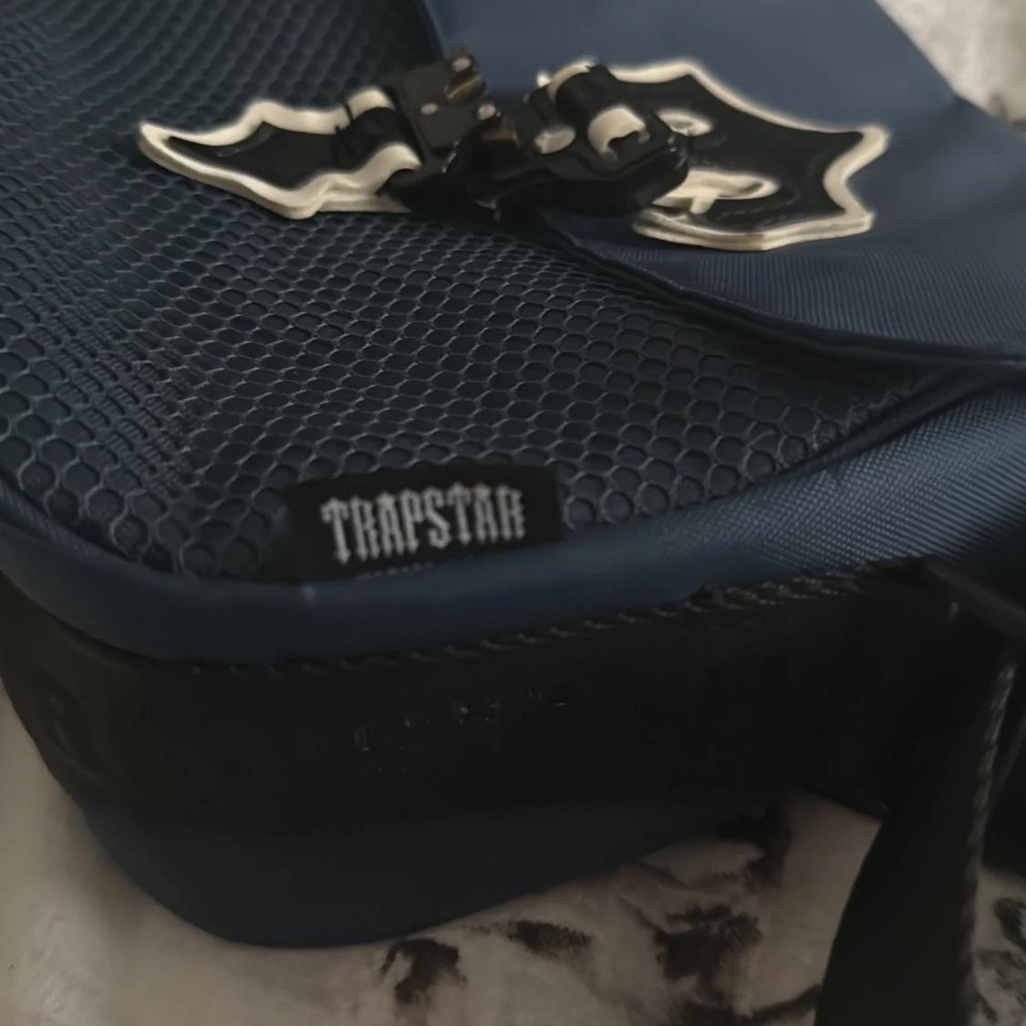 Trapstar blå axelväska med spänne - 4