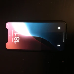 iPhone xr - Snygg iPhone xr med 90% batterihälsa. Skärmen är i gott skick och fungerar utmärkt, baksidan har några synliga repor och märken. Perfekt för dig som vill ha en pålitlig och modern mobil  som har snabb prestanda. Levereras utan tillbehö..