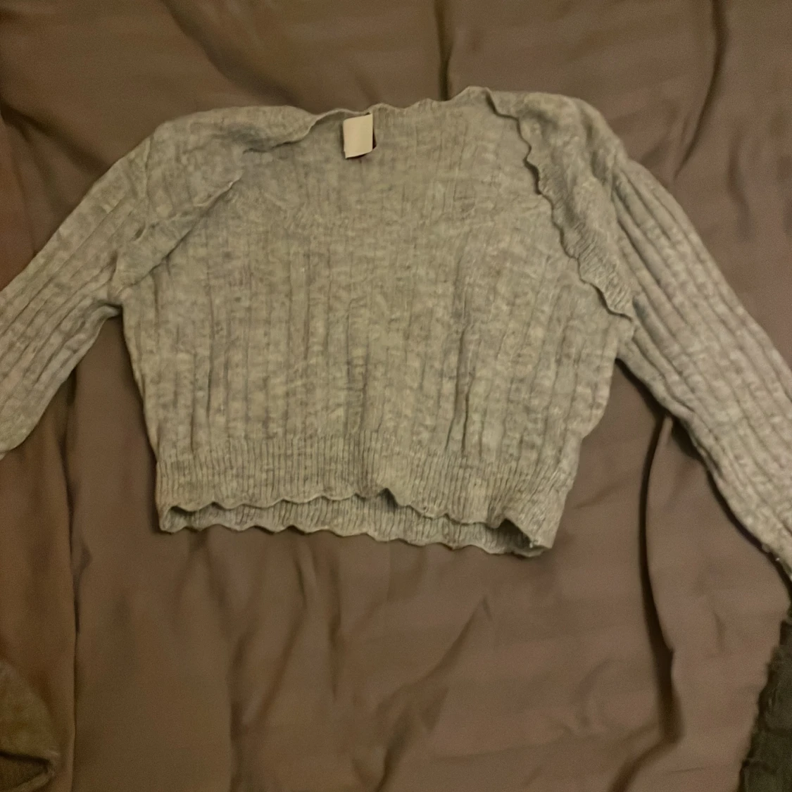 Grå croppad stickad tröja