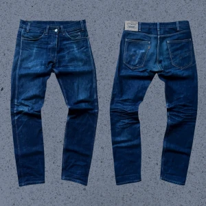 Levis 606 Big E Orange Tab - Made in USA - Säljer ett par Levi’s Vintage Clothing 606 i storlek W32 L32. Modellen är en reproduktion av den klassiska 606:an från 1960-talet.  Tillverkade i USA under Levi’s Vintage Clothing-linjen (LVC), med orange tab och Big E. Väldigt bra – lätt använda, inga hål eller fläckar. OBS: knappen har blivit utbytt. 