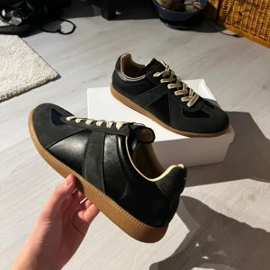  Maison Margielas - Riktig feta Masion Margielas perfekta till hösten. Använda en gång då jag testade dom men de passade inte. Skriv till mig om ni har några funderingar eller om ni vill ha fler bilder. Box och dustbag ingår, pris går att diskuteras vid snabb affär💫