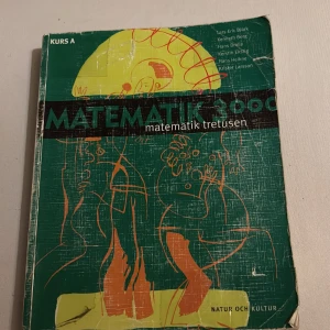 Matematik 3000: matematik tretusen Kurs A - Perfekt för dig som pluggar på gymnasiet eller komvux! Matematik 3000 Kurs A ger dig grunderna i matte med tydliga förklaringar och övningar. Boken är använd men komplett, och passar dig som vill ha en strukturerad väg till bättre mattekunskaper.