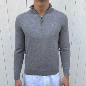  Grå halvzip stickad tröja från Morris - Tja! Säljer en grå halvzip stickad tröja från Morris i bra skick|| skick:9/10|| Storlek:Sitter som S men står L|| Nypris:~1300 mitt pris:599|| om ni har mer frågor kontakta gärna🙂