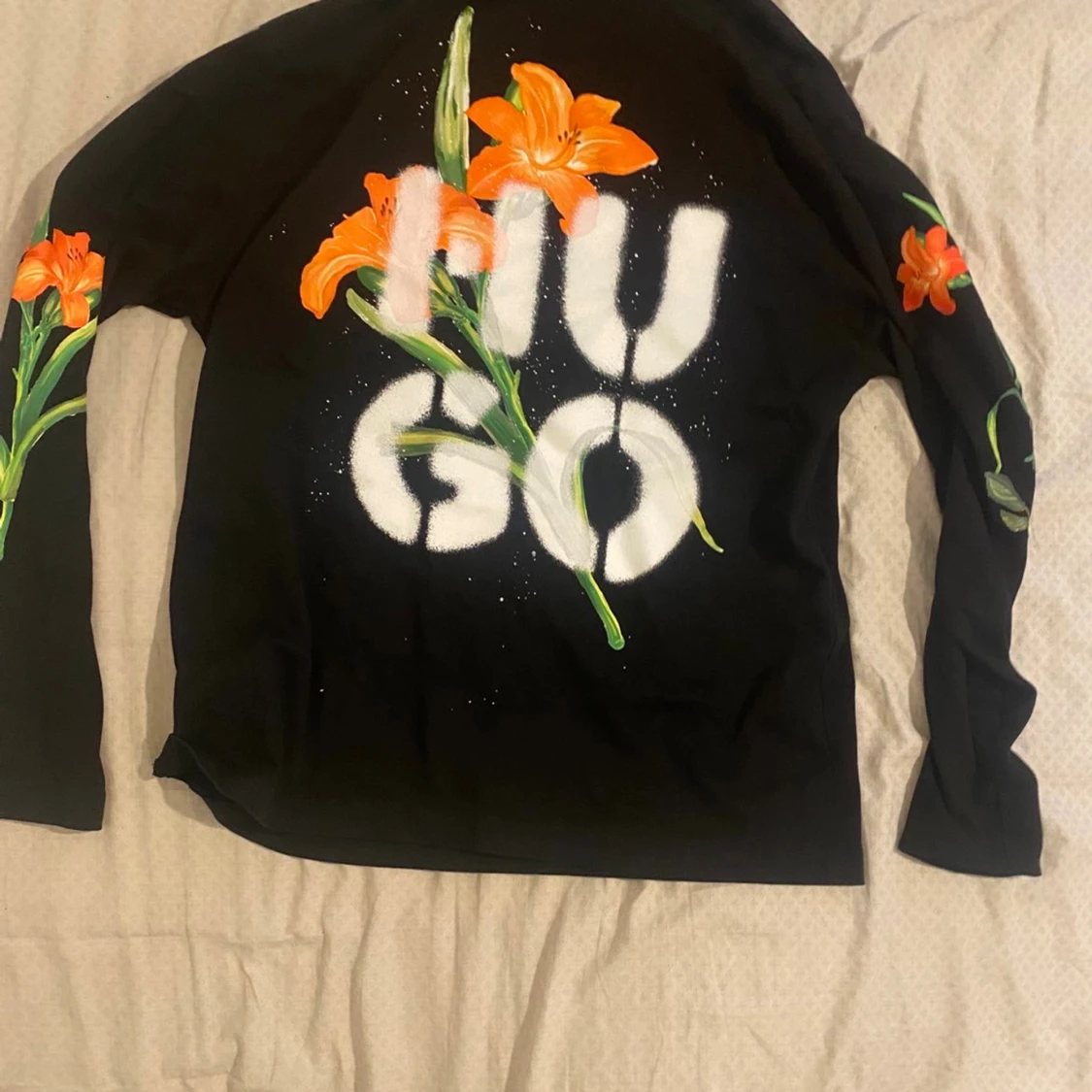 Svart långärmad tröja från HUGO med blommor