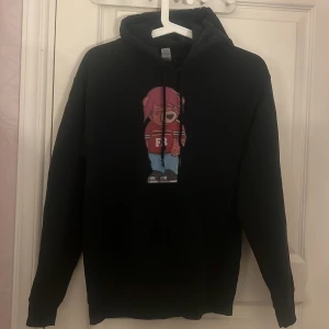 Fashion bear hoddie svart  - Svart fashion bear hoddie storlek S