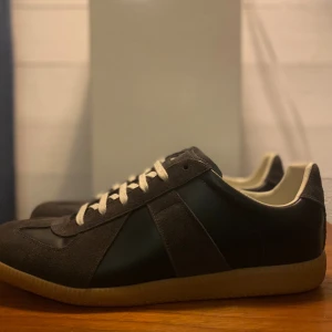 Maison Margiela (artikel verifiering finns) - Säljer ett par stilrena maison margiela gats | Strl 43 passar 44 | Skick 10/10 endast testade👊 Färg - brun /svart | Pris 3599kr går att diskuteras vid snabb affär. Artikelverifering finns vid befrågan.💕 Mvh Etienne