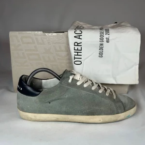 Golden Goose Superstar - Golden goose Superstar Grön/Svart/Vit | Orginal box och Dustbag ingår | Skick 9/10 | Sulans skick 7:10 | IT storlek 39, Storlek 40 för EU | Pris kan alltid diskuteras! | ‼️Nypris 7000kr+‼️ | Skriv om frågor uppstår! | //MvH By, Olsén, Closet.