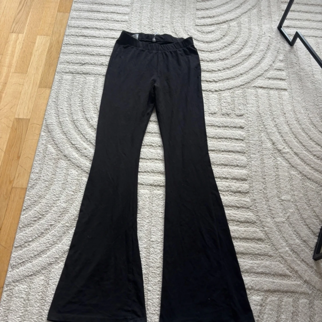 Svarta bootcut byxor med stretch