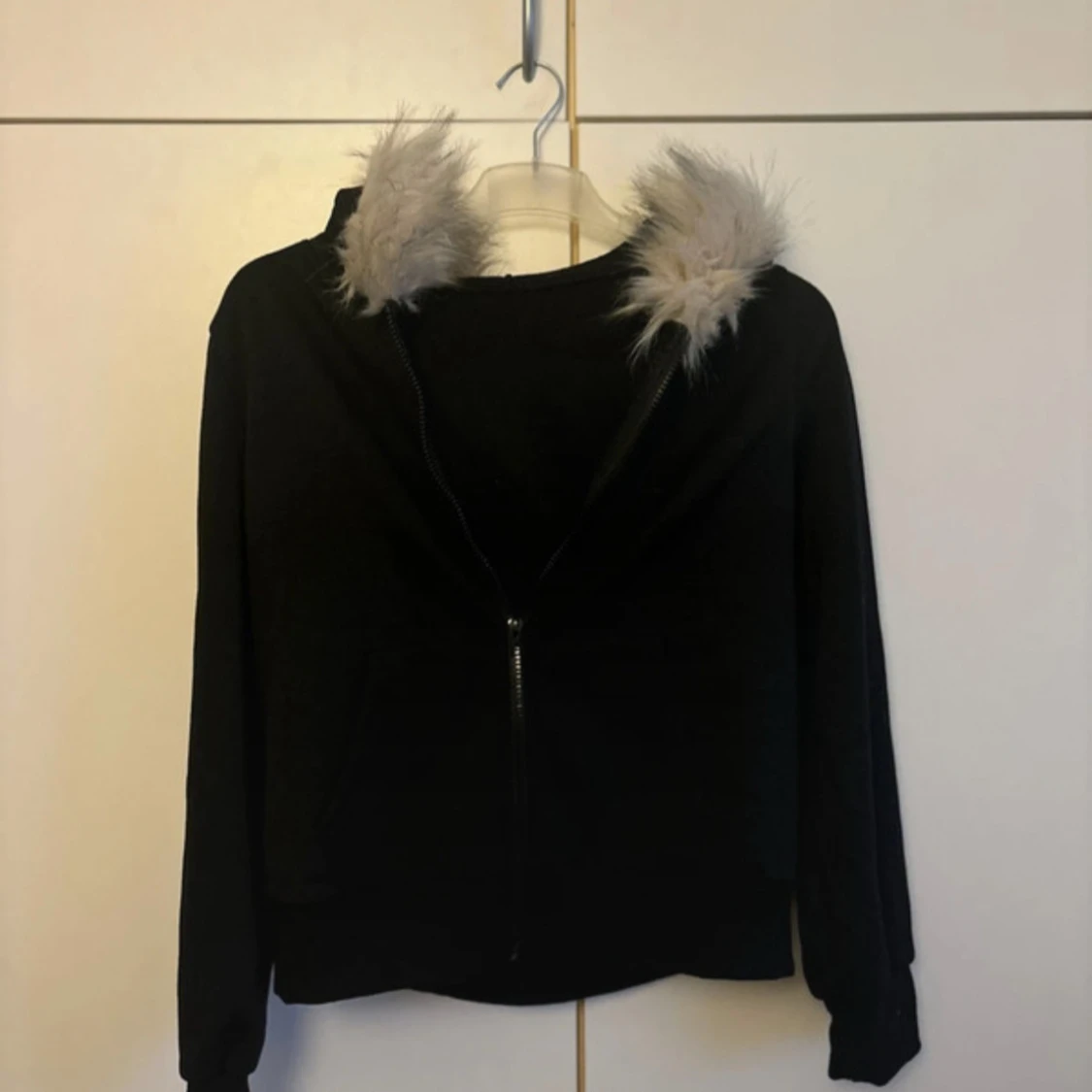 Svart hoodie med päls