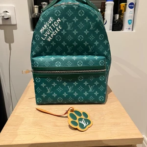 Grön Louis Vuitton ryggsäck med monogram - Riktigt stilren Louis Vuitton väska med en unik design. Passar alla storlekar, inga defekter förekommer. Äkhetsbevis finns dessutom ej. För mer frågor eller funderingar är det bara att höra av sig. Priset kan diskuteras vid snabb affär!