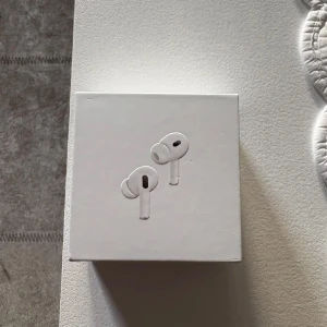 AirPods Pro (2nd generation)  - Säljer ett par AirPods Pro 2 Produkten är i originalförpackning, ser ut att vara i nyskick utan synligt slitage. Perfekt för dig som vill ha aktiv brusreducering och hög ljudkvalitet. Levereras komplett med laddningsetui.
