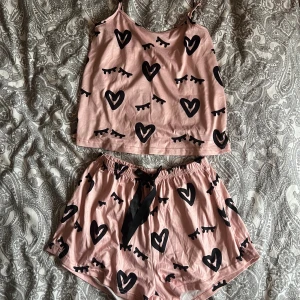 Pyjamas - Gulligt rosa pyjamasset i storlek M. Inga defekter, knappt använt. Ta gärna en titt bland mina andra annonser och lägg gärna bud på bundle!
