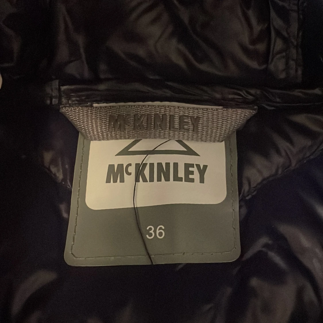 Mörkblå pufferjacka från McKinley - 1