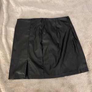 Skinn kjol - Jätte snygg skinn kjol från shein i mycket bra skick.