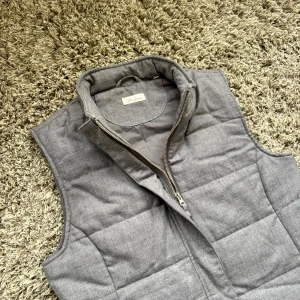 Stenströms väst - Säljer denna riktigt feta mörkblå John Henric Kashmir hoodien!⭐️Storlek M passar M!🤝Skick : 9,5/10!👍Hör gärna av er om ni har funderingar!🙌 