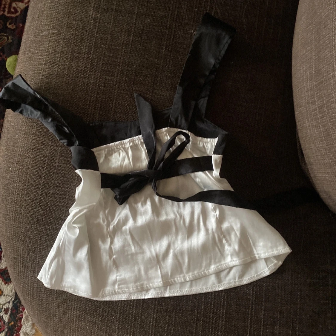 Svartvit omlottopp med knytband - 1