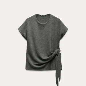 grå knyt tröja - zara - säljer en jättefin tröja ifrån zara!! använder tyvärr aldrig denhär mer. den är så fin o passar från i vardagen till ett finare restaurangbesök!! vi hörs! jag kommer att frakta tröjan på fredag för är borta nu!