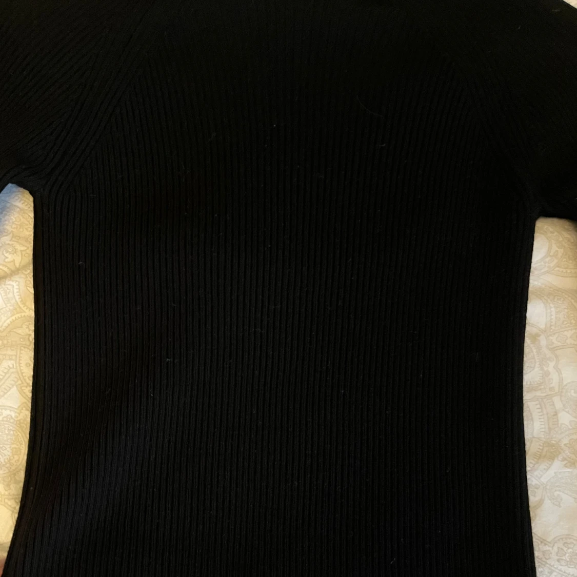 Svart ribbad tröja med öppen rygg  - 4