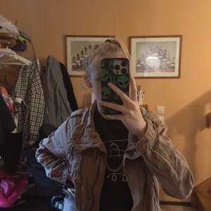 Beige utilityjacka med knappar - Säljer en beige utilityjacka med flera fickor och snygga knappar. Jackan har lång ärm, markerad midja och axelklaffar. Perfekt för dig som gillar en avslappnad men ändå stilren look. Materialet känns mjukt och lätt, passar bra till lager-på-lager.