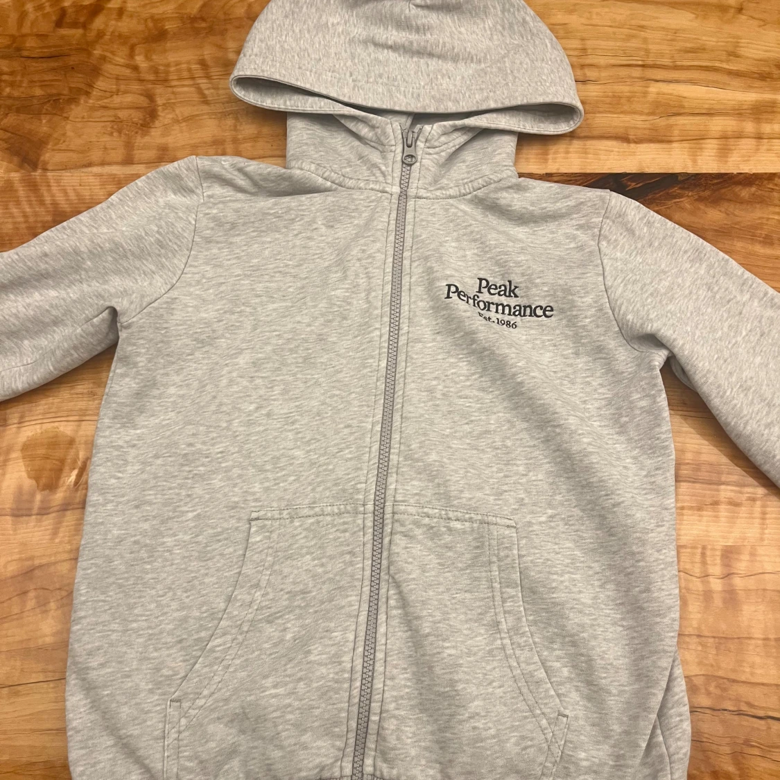 Grå hoodie från Peak Performance - 2