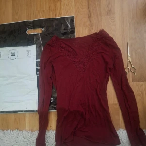 Vinröd långärmad topp med spets från "Intimissi" - Byte pga ett misstag av en annan säljare. Denhär artikeln är avsedd till en person och beställningen kommer att brytas om någon annan försöker köpa.