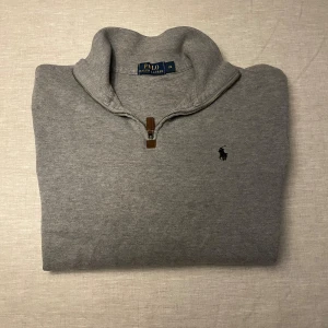 Grå half zip tröja från Polo Ralph Lauren - | märke: Polo Ralph Lauren | plagg: halt zip | skick: 9/10 | storlek: XS| nypris: 1500kr | mitt pris: 449kr | färger: grå | pris kan diskuteras | hör av dig vid minsta fråga eller fundering // LeClosMatteo