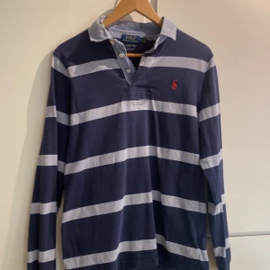 Ralph Lauren polo - Super fin polo tröja missfärgad på ryggen vet ej vad det är annars super fint skick