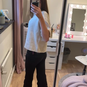 Svarta bootcutjeans från cheap Monday (weekday) - Supersnygga jeans från Cheap Monday (Weekday) i klassisk svart tvätt. Modellen är low waist (låg midja) med bootcut-ben – sitter tajt upptill och släpper snyggt nedtill.                                                    Säljer eftersom de är lite för korta för mig och jag skulle behöva en storlek större.                                       Dom är w23 och l30!