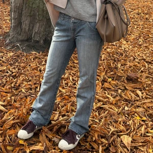 Blå bootcut jeans från Teddy's - Nu säljer vi dessa snygga blå jeans från Teddy's med klassisk bootcut-passform och låg midja. 