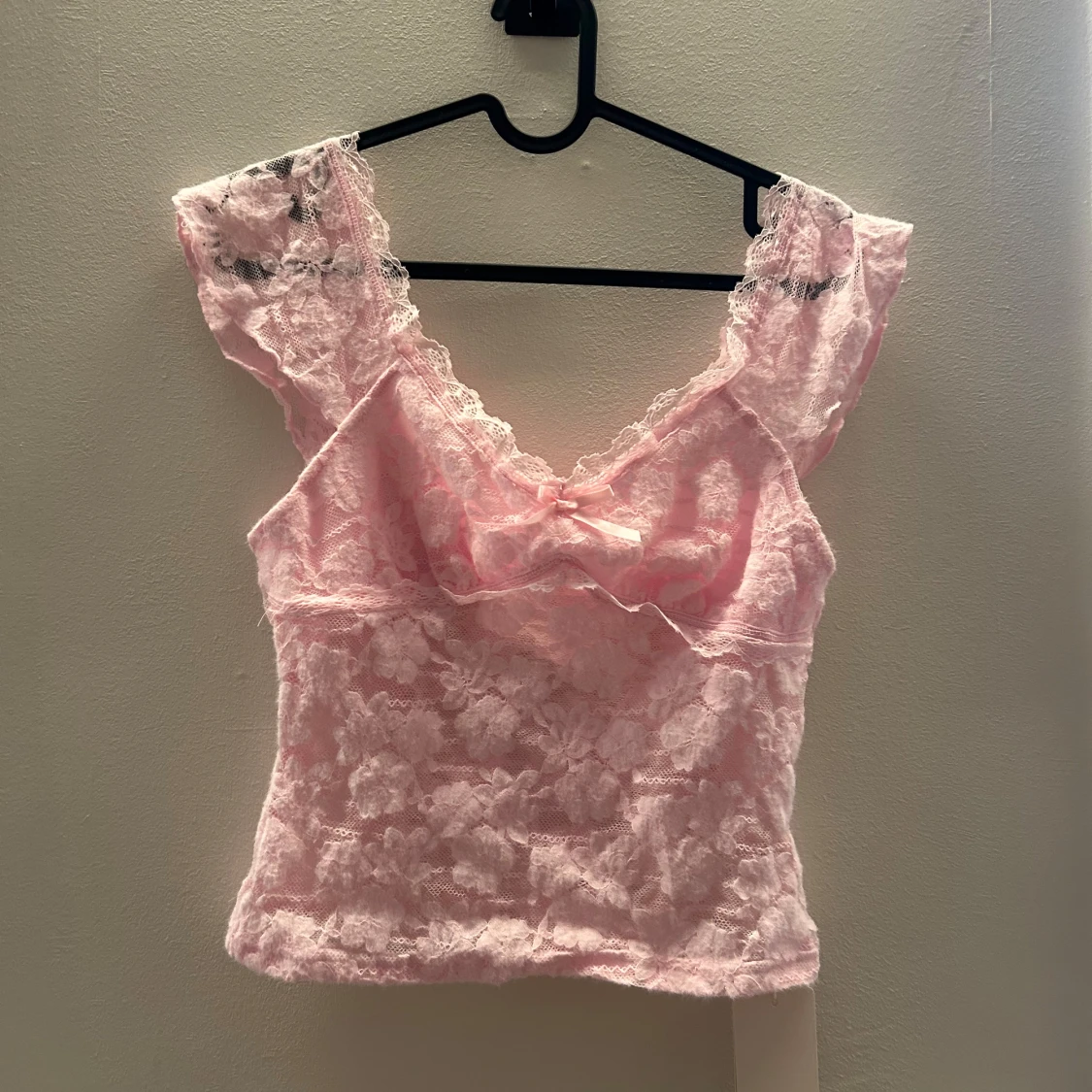 Rosa spetsig linnetopp med rosett