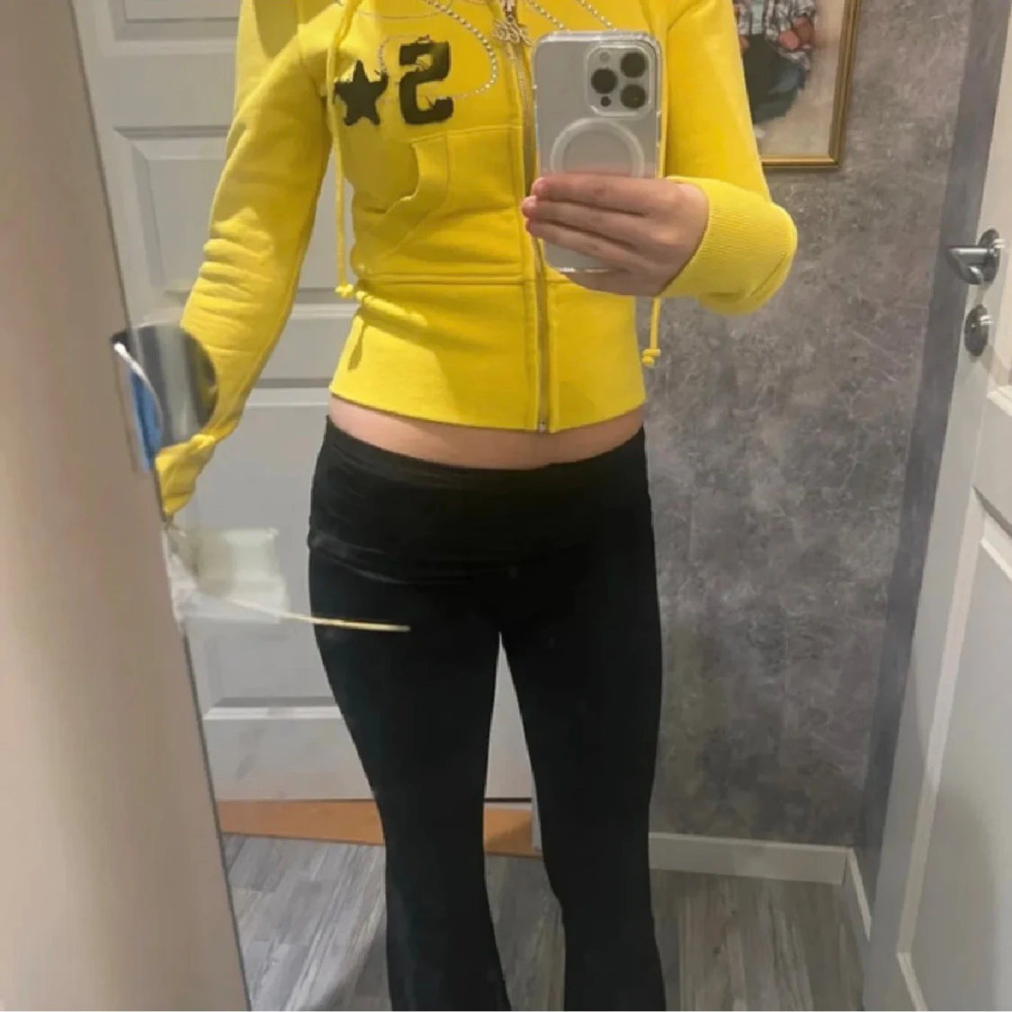 Gul hoodie från HIDDEN CULT