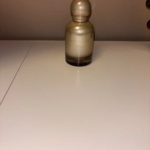 Soft Paradise parfym från Sunnamusk - Soft Paradise från Sunnamusk – en stilren parfym med modern känsla. Perfekt för dig som vill sticka ut med något unikt. Snygg flaska som passar in i alla badrum. En överraskande sofistikerad doft. 