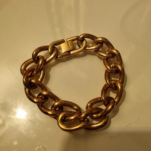 Kedje armband guldfärgat från Edblad - Armband från Edblad, aldrig använts. Är köpte för 10+ år sedan och finns därför inte längre att köpa. Original förpackning finns inte kvar så därför ingår det inte💗 Pris kan diskuteras 
