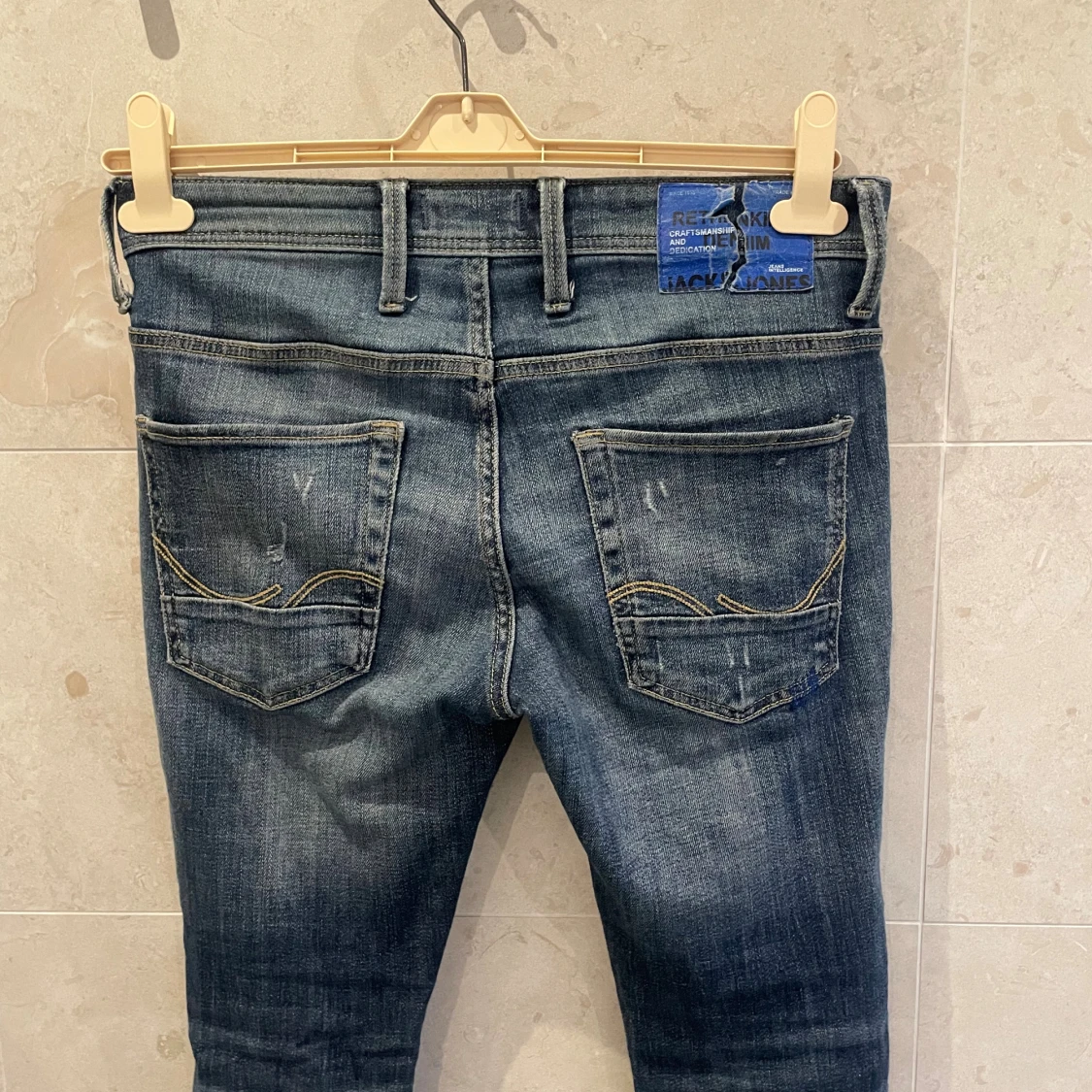 Blå slitna jeans från Jack & Jones - 1