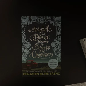 Aristotle and Dante Discover the Secrets of the Universe - En internationell bästsäljande kärlekshistoria om två unga killar, vänskap och att upptäcka sig själv. Perfekt för dig som gillar gripande berättelser och vill läsa något som berör på djupet.