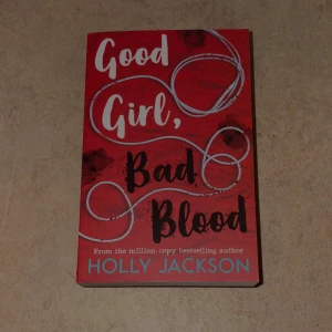 Good Girl, Bad Blood - En spännande bok med en iögonfallande röd omslagsdesign, perfekt för dig som gillar mysterier och thrillers. Skriven av den bästsäljande författaren Holly Jackson – en bok som garanterat håller dig fast från första sidan.