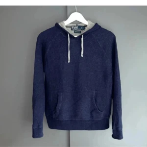 Mörkblå hoodie i kashmir från Polo Ralph Lauren - Tjena! Säljer en riktigt snygg Kashmir hoodie från polo Ralph Lauren | bra skick | size S | HÖR AV ER AV MINSTA LILLA!
