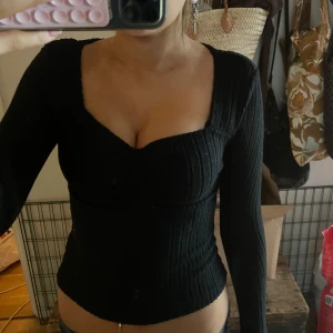 Svart tröja  - En svart tröja i s, sitter som xs 💕