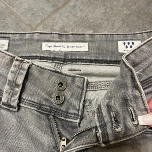Low waist jeans från Pepe Jeans  - Användes inte längre💞Jättesnygga ljusgrå jeans från pepe. W24/32 motsvarar xs. 