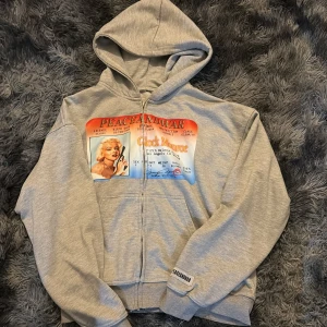 “Glock monroe” Hoodie  - grå Hoodie från “peace and war” med Marylin Monroe tryck. Har cropped passform och sitter lite baggy perfekt för en streetwear vibe.