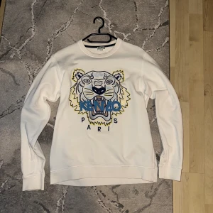 Vit Kenzo tröja - Vit äkta sweatshirt från Kenzo i storlek S. Bra skick säljer ut av behov av pengar. ÄKTA