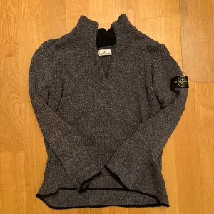 Grå stickad tröja Stone Island - Säljer denna Stone Island quarter zip eftersom att den aldrig kommer till användning. Den är köpt på NK och har inga tydliga slitningar eller tecken på användning. Nypris: ca 6000kr